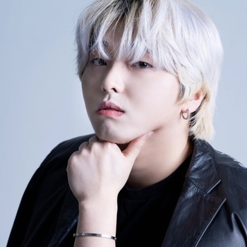 Lee Deun Korean singer