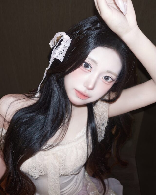 hanhee Clock It BROWN ver. Concept Photo