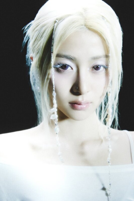 Huh Yunjin blonde