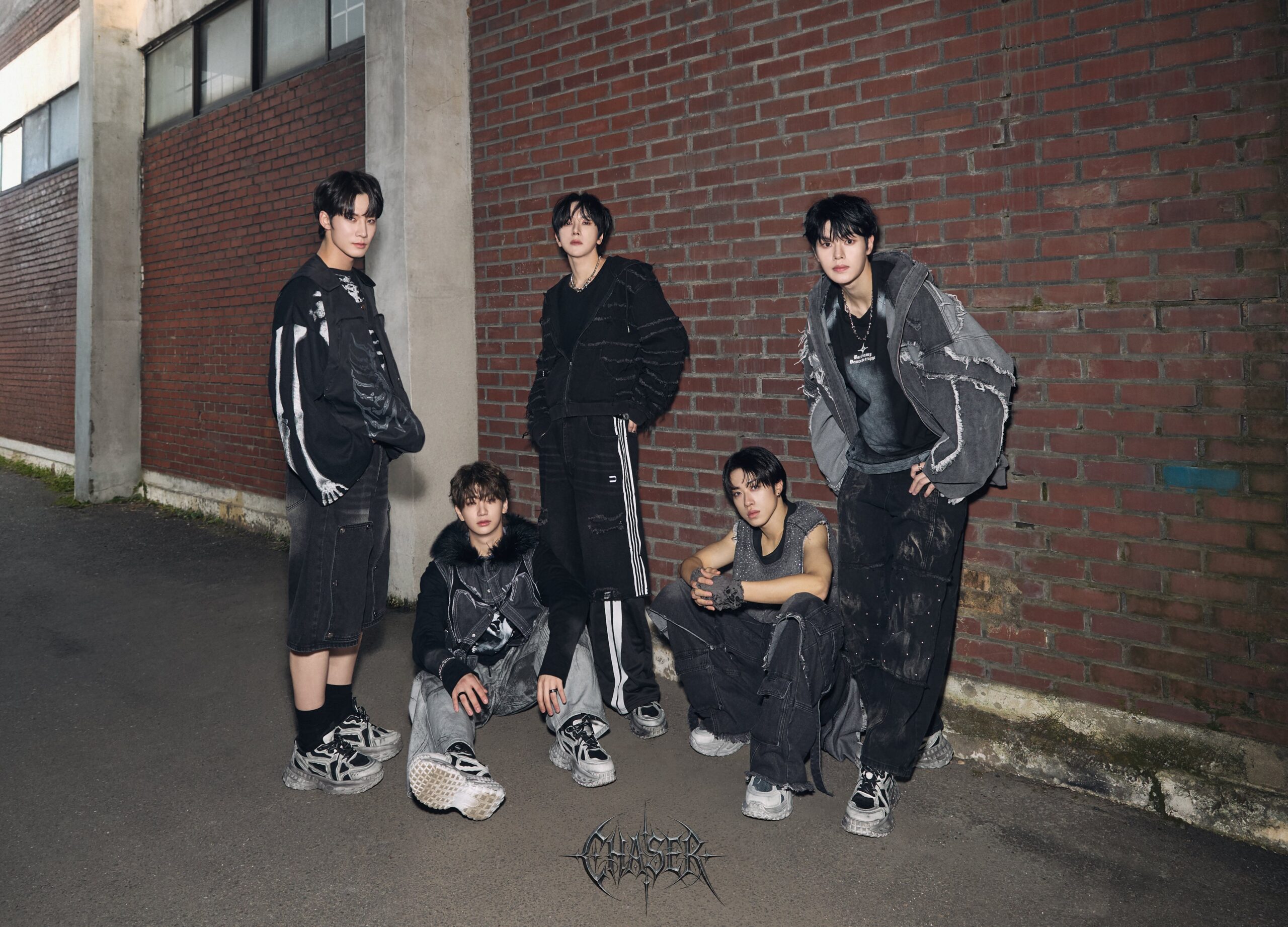 HOWLING Entertainment's boy group CHASER